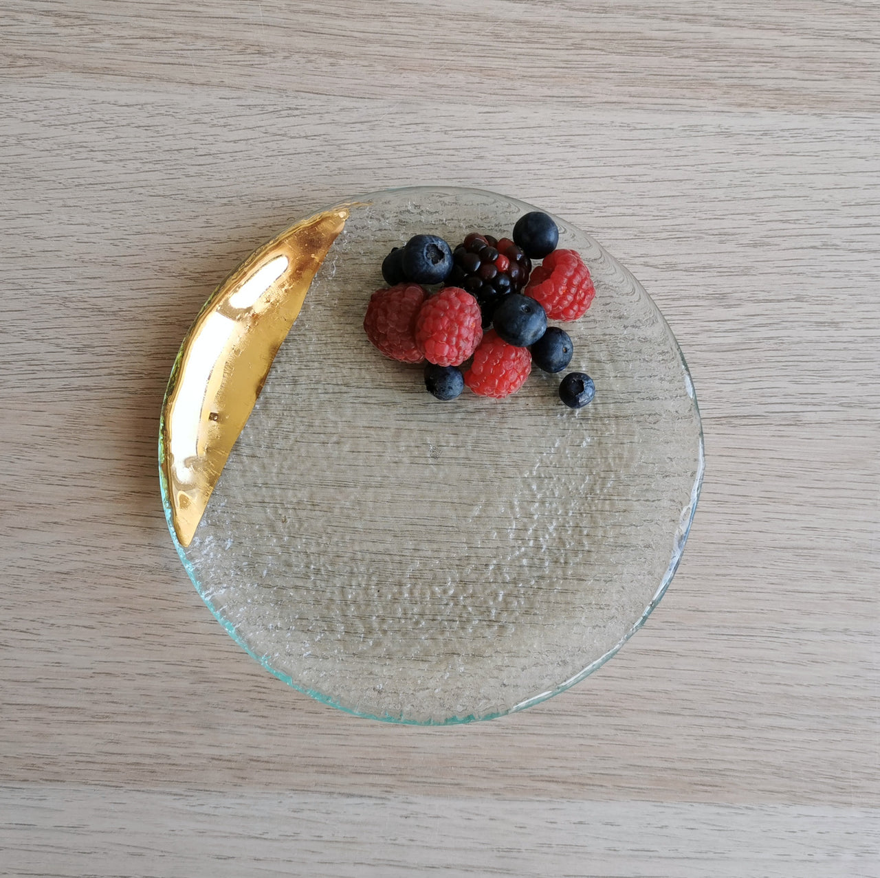 Merry Minimalist Transparent&Gold Glass Charger Plate. Small Transparent&Gold Glass Plate - 5 15/16" (15cm.)