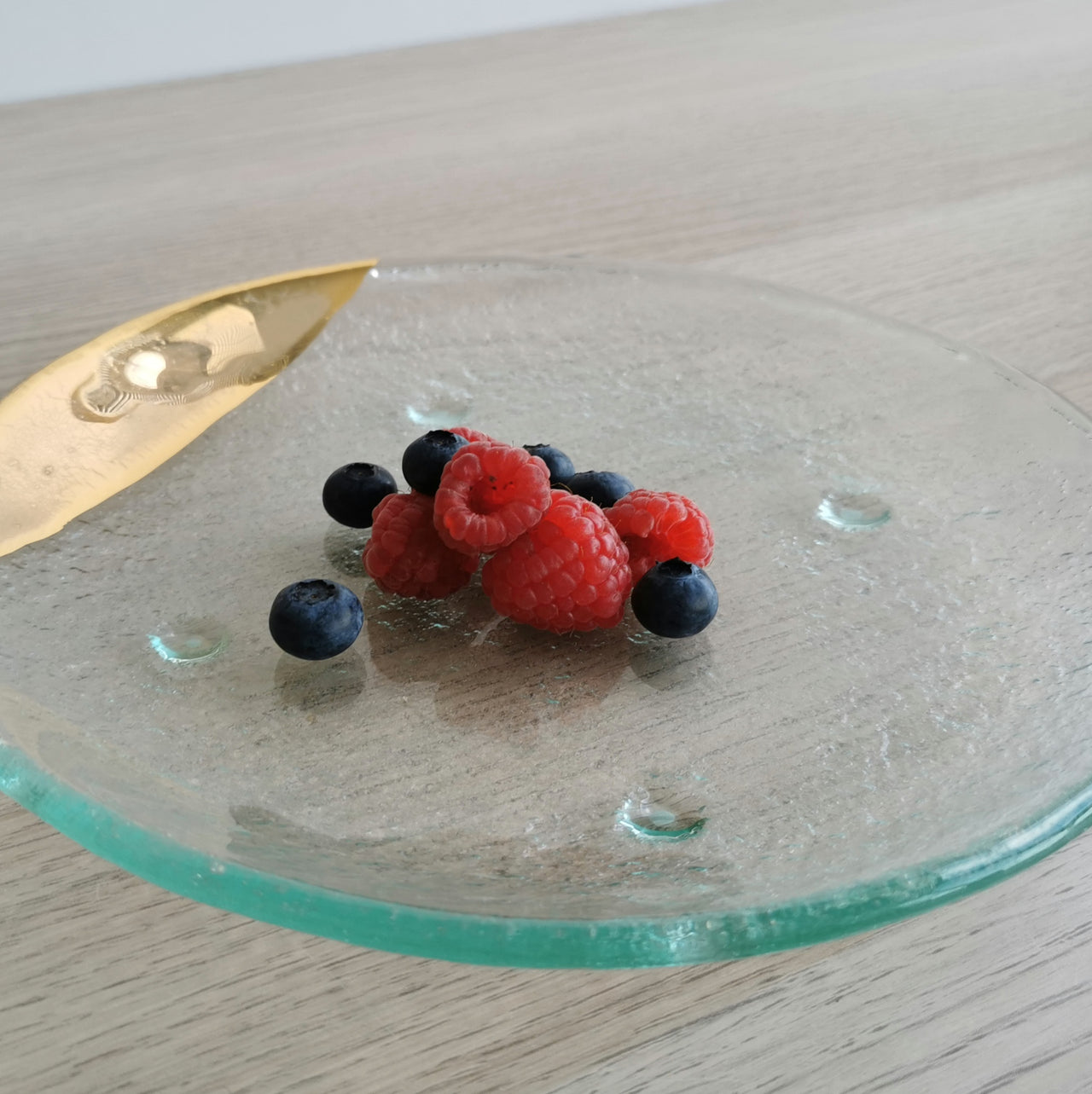 Merry Minimalist Transparent&Gold Glass Dessert Plate. Transparent&Gold Glass Plate - 8 1/4" (21cm.)