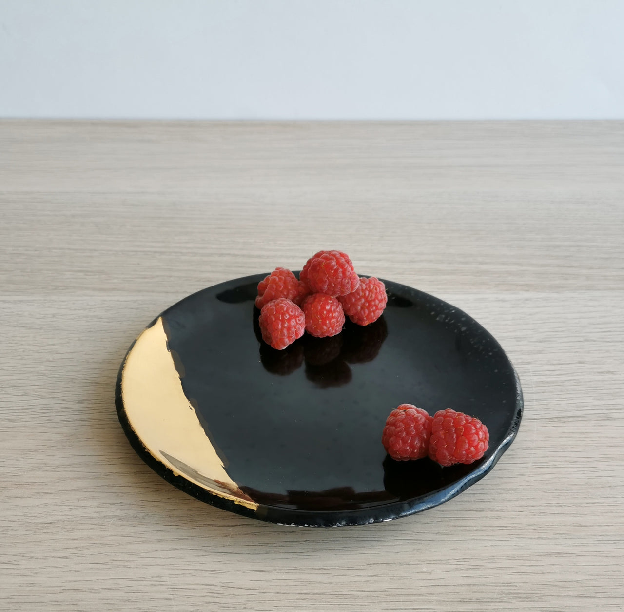 Merry Minimalist Black&Gold Glass Charger Plate. Small Black&Gold Glass Plate - 5 15/16" (15cm.)