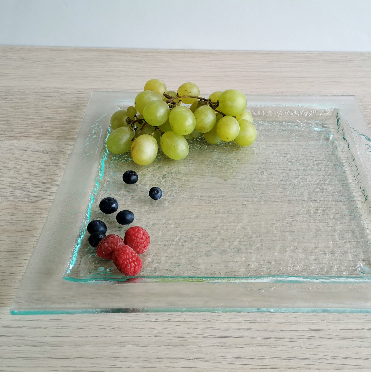New York Minimalist Clear Glass Main Course Plate. Transparent Glass Plate - 10 13/16"x10 13/16" (27,5cm.x27,5cm.)