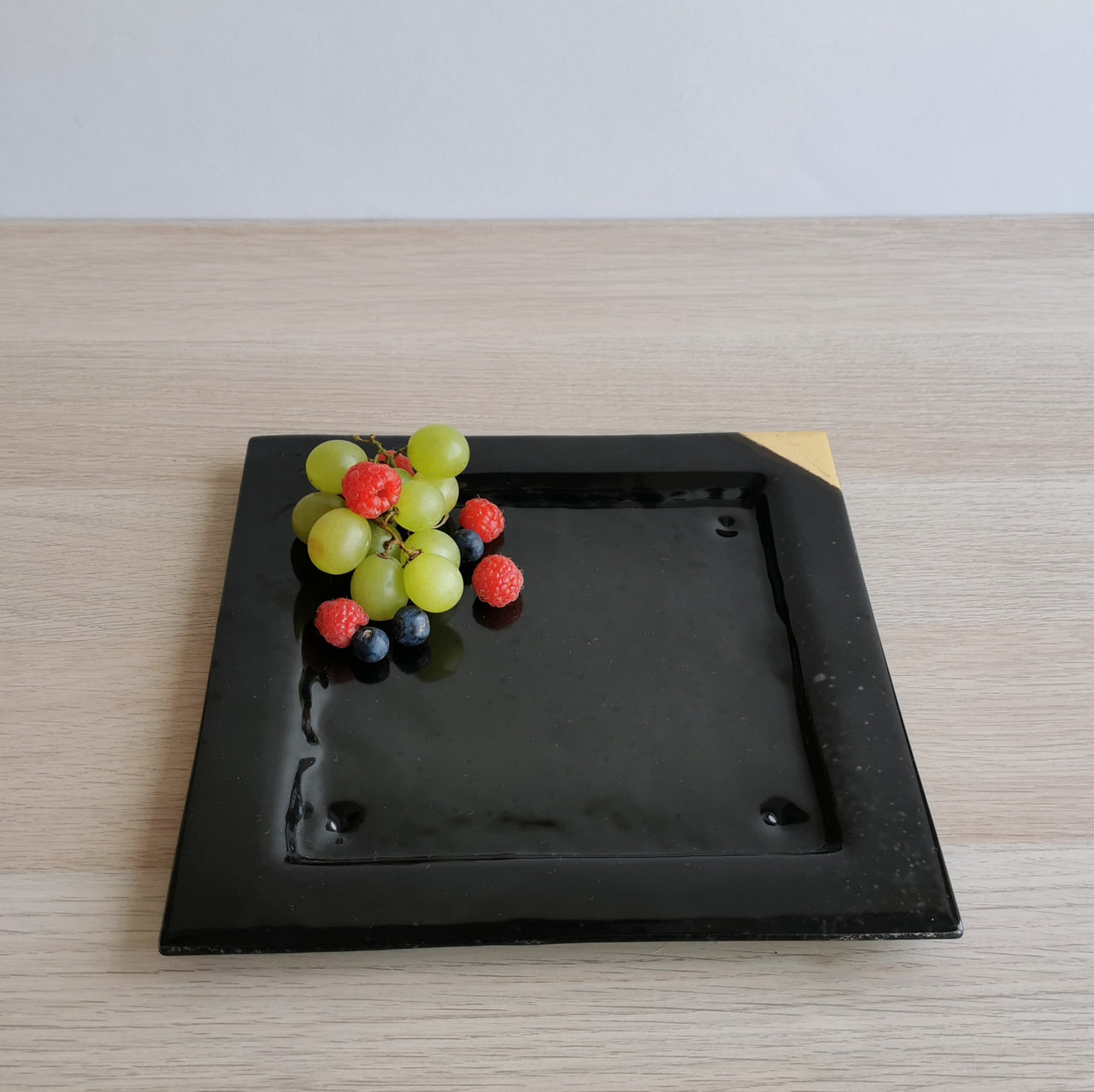 New York Minimalist Black&Gold Glass Dessert Plate. Black&Gold Glass Plate - 9 5/8"x9 5/8" (24,5cm.x24,5cm.)