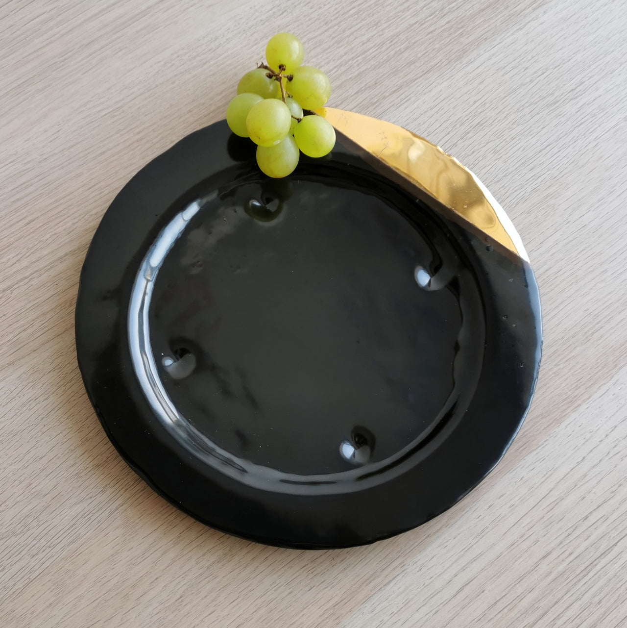 City Minimalist Black&Gold Glass Plate. Black&Gold Glass Shifted Center Plate - 9 7/16" (24cm.)