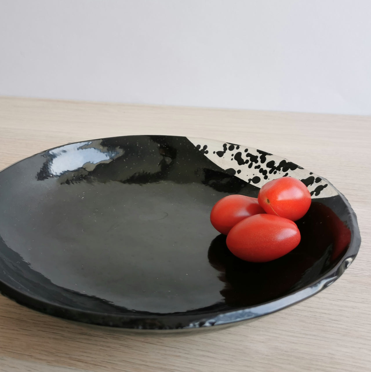 Merry Minimalist Jackson Pollock Inspired Black Glass Pasta Bowl. Black&Jackson Glass Pasta Bowl - 9 1/4" (23,5cm.)