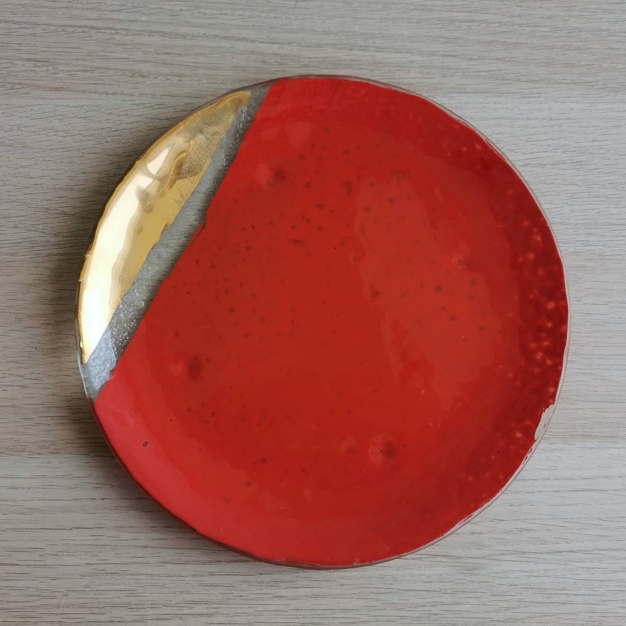 Merry Minimalist Poppy&Gold Glass Main Course Plate. Poppy&Gold Glass Plate - 10 1/4" (26cm.)