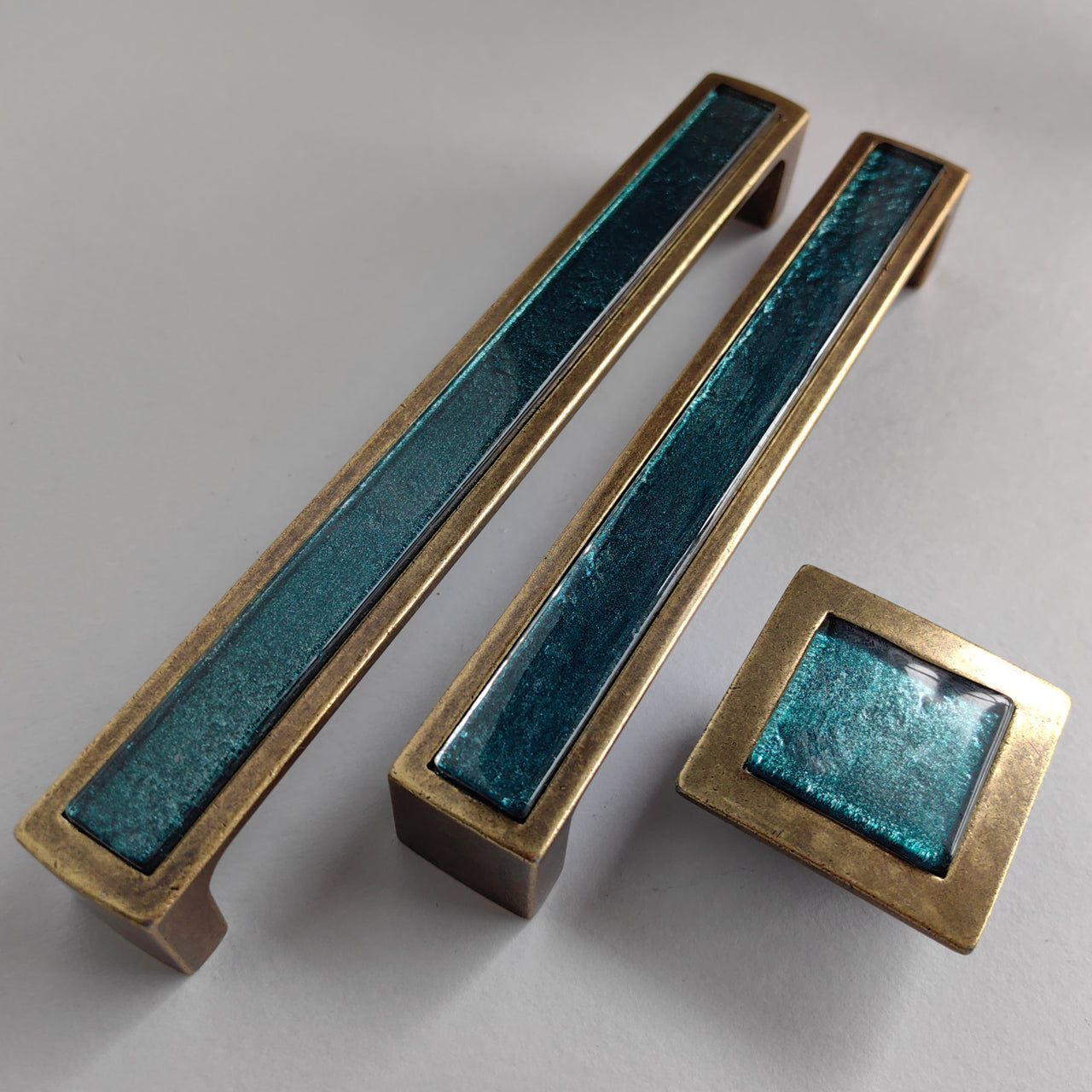 Pop-up Petrol Green Glass Pop-up Pull/Knob. Antique Brass Metal Finish. Pop-up Glass Handles - 0023