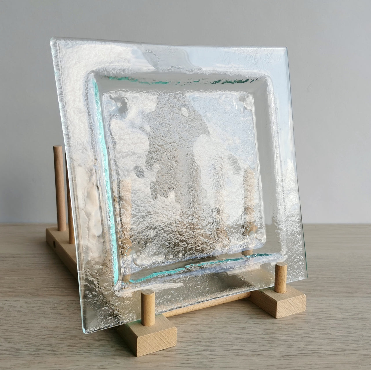 New York Minimalist Clear Glass Charger Plate. Transparent Glass Plate - 7 11/16"x7 11/16" (19,5cm.x19,5cm.)