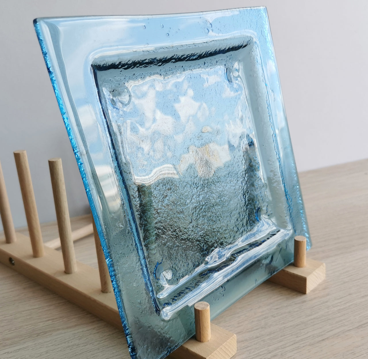New York Minimalist Blue Glass Charger Plate. Sky Blue Glass Plate - 7 11/16"x7 11/16" (19,5cm.x19,5cm.)