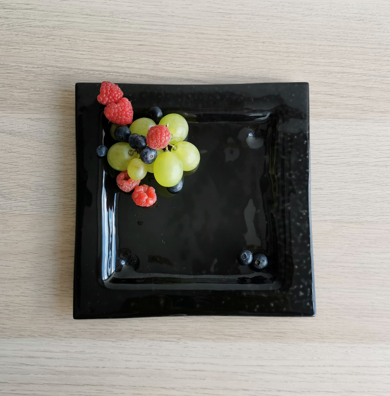 New York Minimalist Black Glass Charger Plate. Black Glass Plate - 7 11/16"x7 11/16" (19,5cm.x19,5cm.)