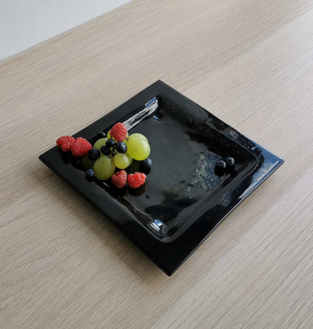 New York Minimalist Black Glass Charger Plate. Black Glass Plate - 7 11/16"x7 11/16" (19,5cm.x19,5cm.)