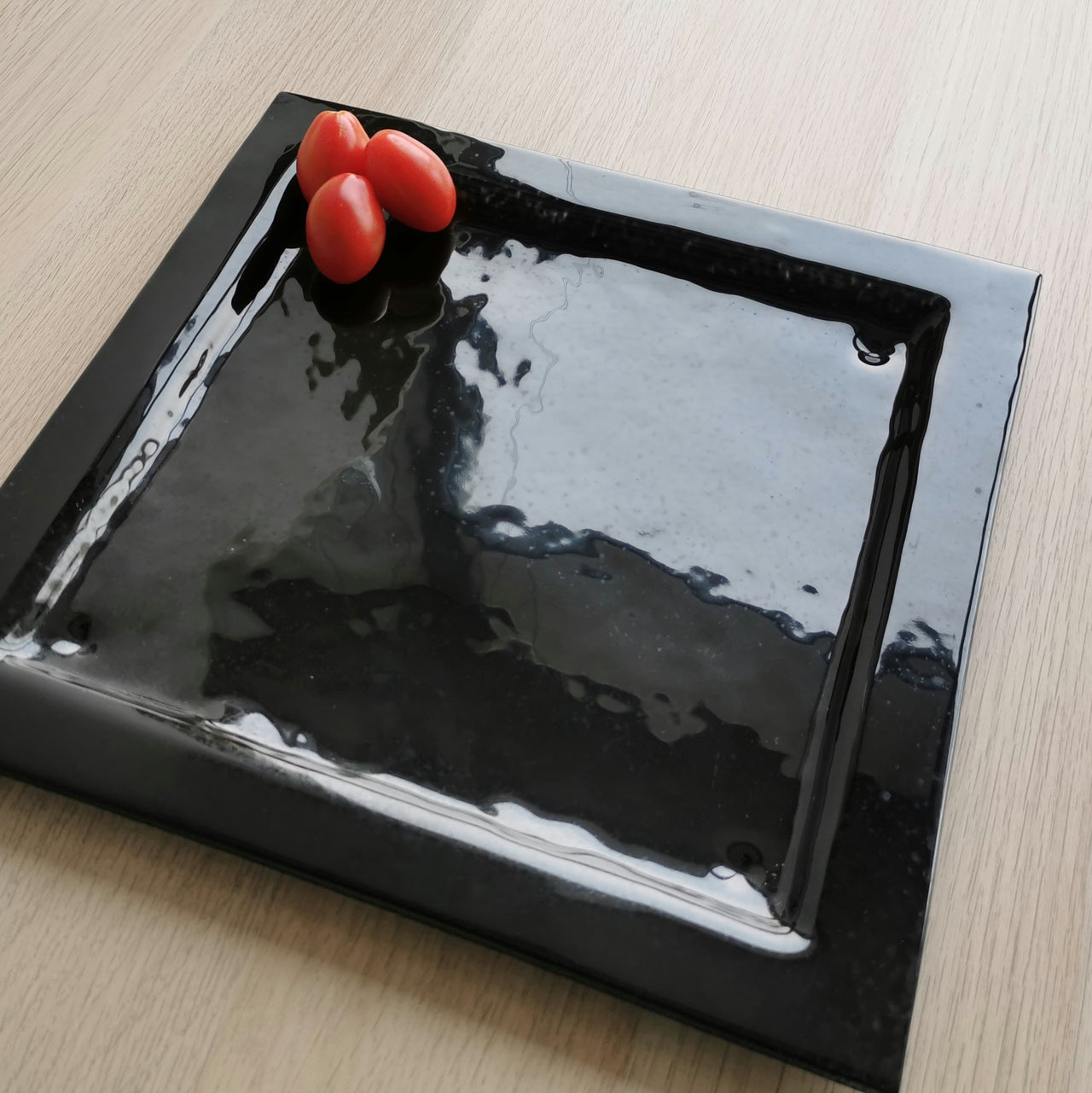 New York Minimalist Black Glass Platter. Black Glass Platter - 12"x12" (30,5cm.x30,5cm.)