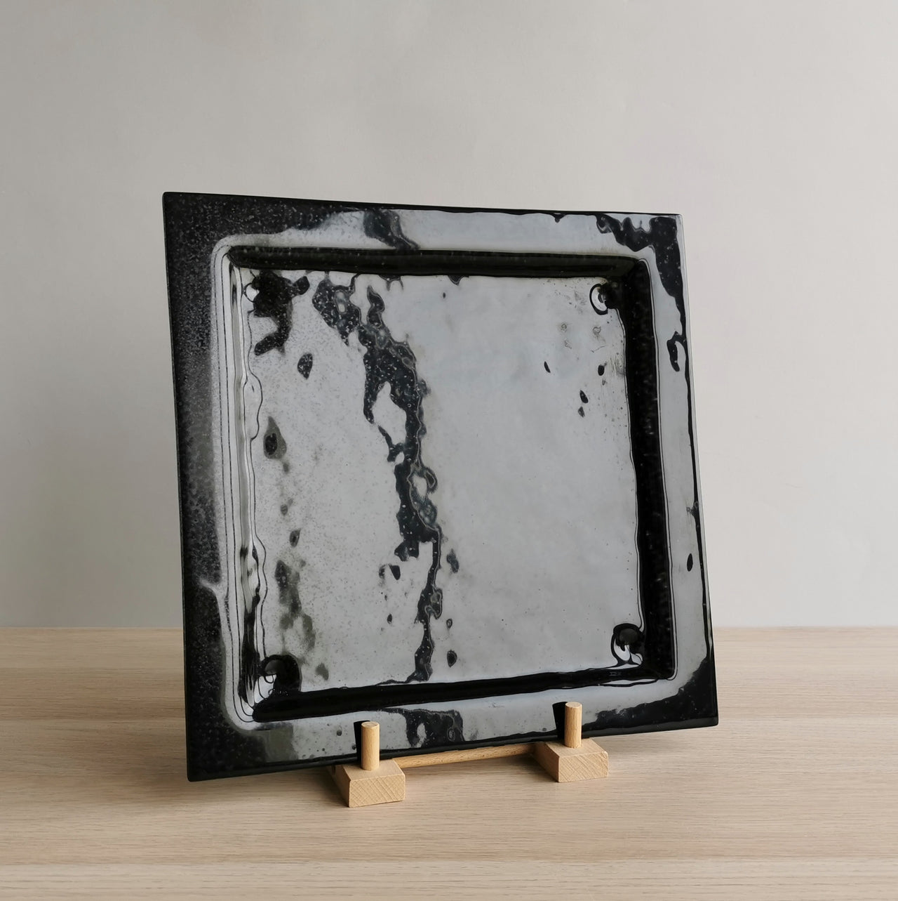 New York Minimalist Black Glass Platter. Black Glass Platter - 12"x12" (30,5cm.x30,5cm.)