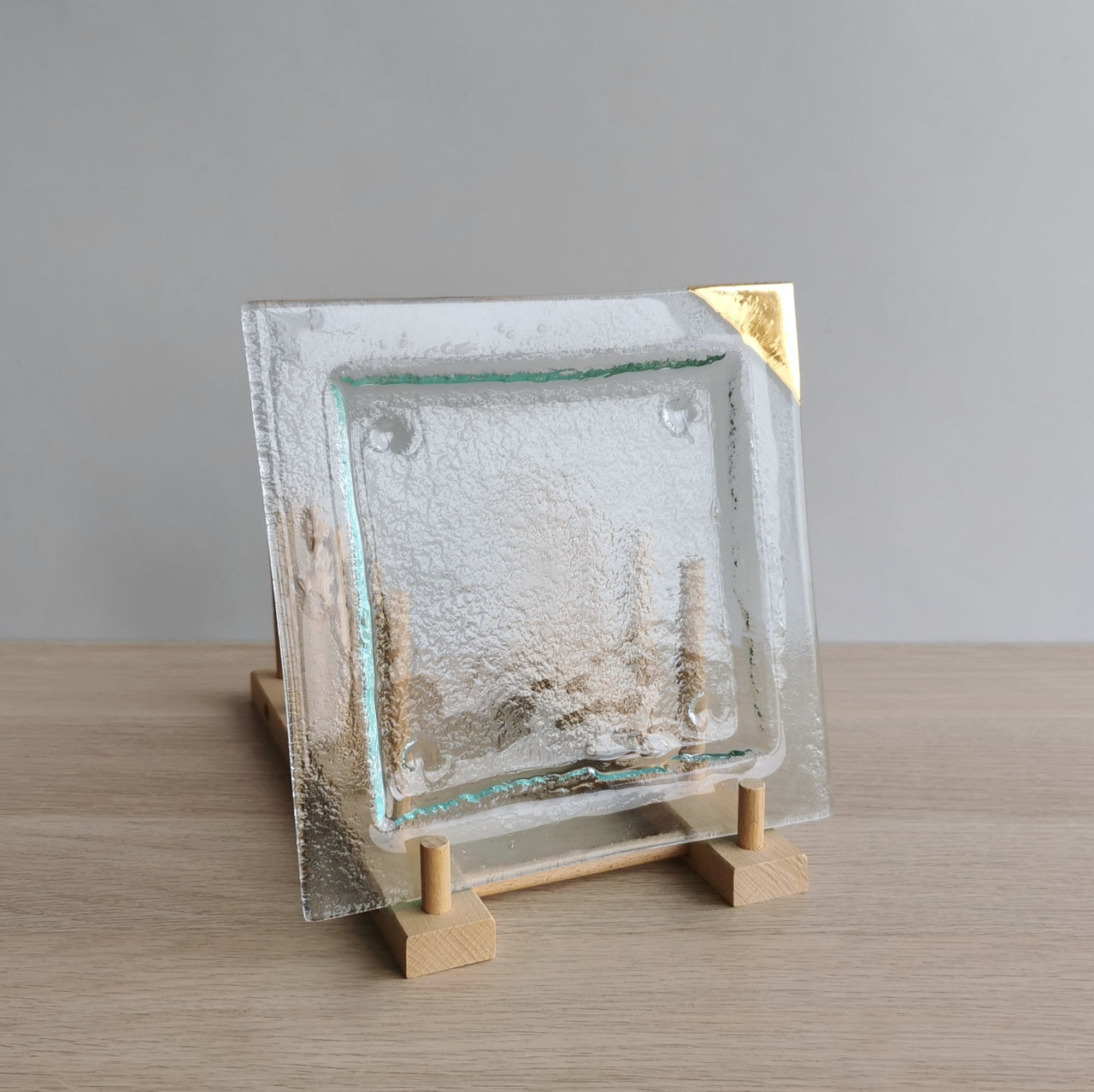 New York Minimalist Transparent&Gold Glass Charger Plate. Transparent&Gold Glass Plate - 7 11/16"x7 11/16" (19,5cm.x19,5cm.)
