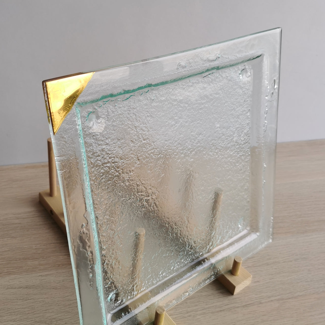 New York Minimalist Transparent&Gold Glass Main Course Plate. Transparent&Gold Glass Plate - 10 13/16"x10 13/16" (27,5cm.x27,5cm.)