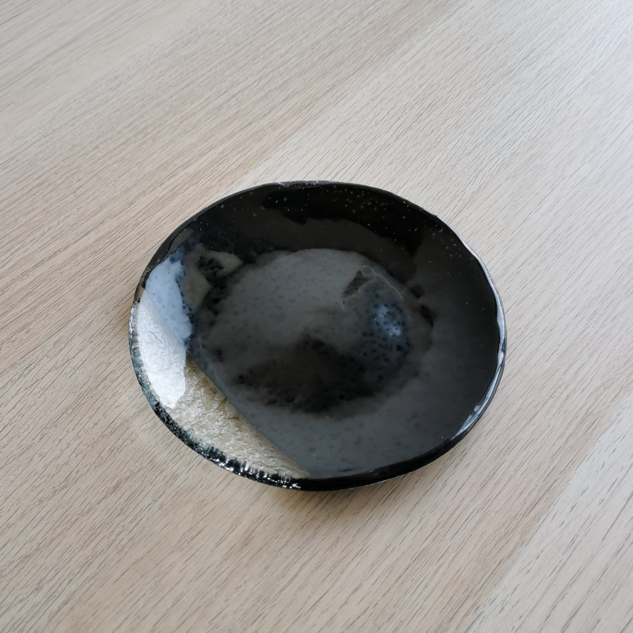 Merry Minimalist Black&Transparent Glass Charger Plate. Small Black&Transparent Glass Plate - 5 15/16" (15cm.)