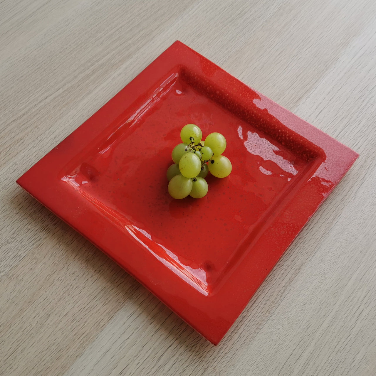 New York Minimalist Poppy Glass Dessert Plate. Poppy Glass Plate - 9 5/8"x9 5/8" (24,5cm.x24,5cm.)