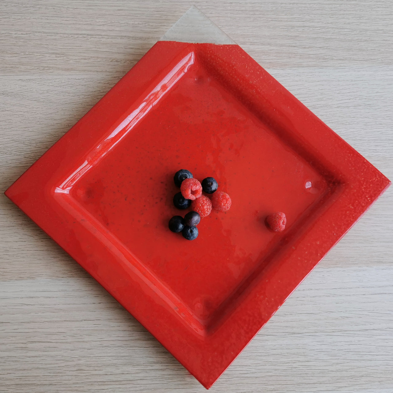 New York Minimalist Poppy&Transparent Glass Dessert Plate. Poppy&Transparent Glass Plate - 9 5/8"x9 5/8" (24,5cm.x24,5cm.)