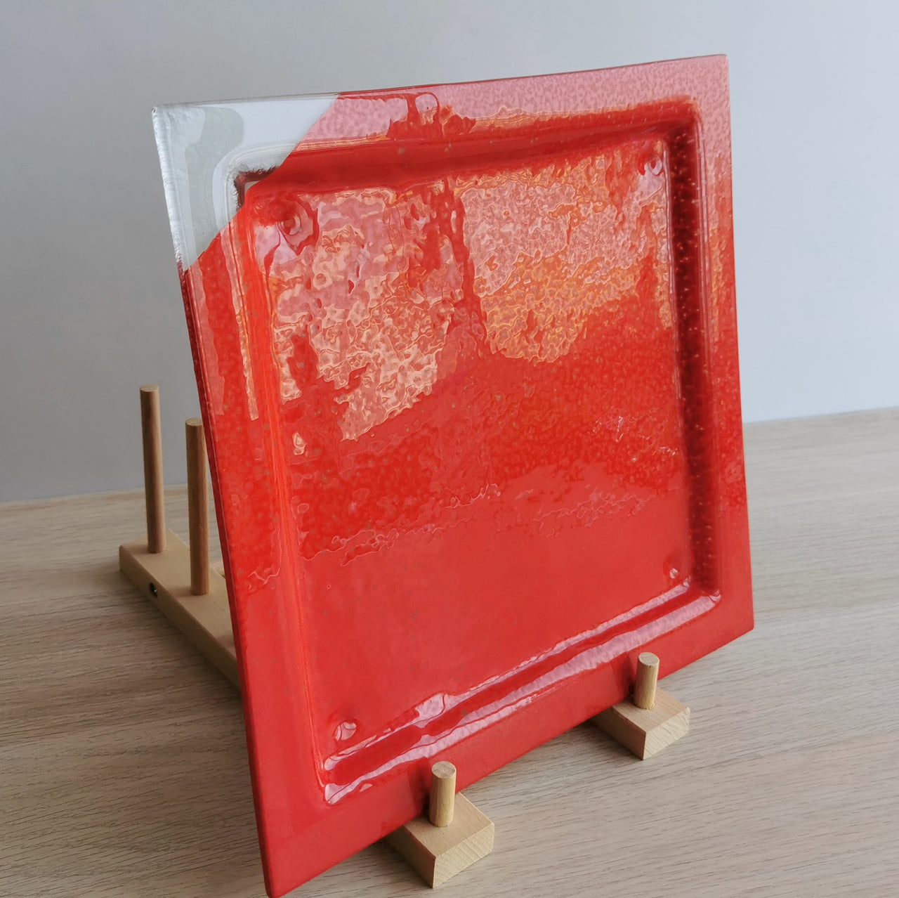 New York Minimalist Poppy&Transparent Glass Main Course Plate. Poppy&Transparent Glass Plate - 10 13/16"x10 13/16" (27,5cm.x27,5cm.)